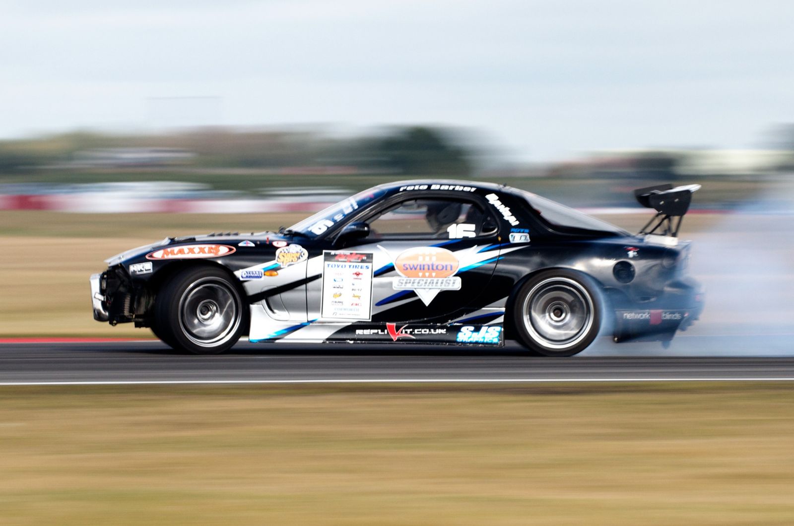 Mazda RX-7 drifting (Credit: Newspress)