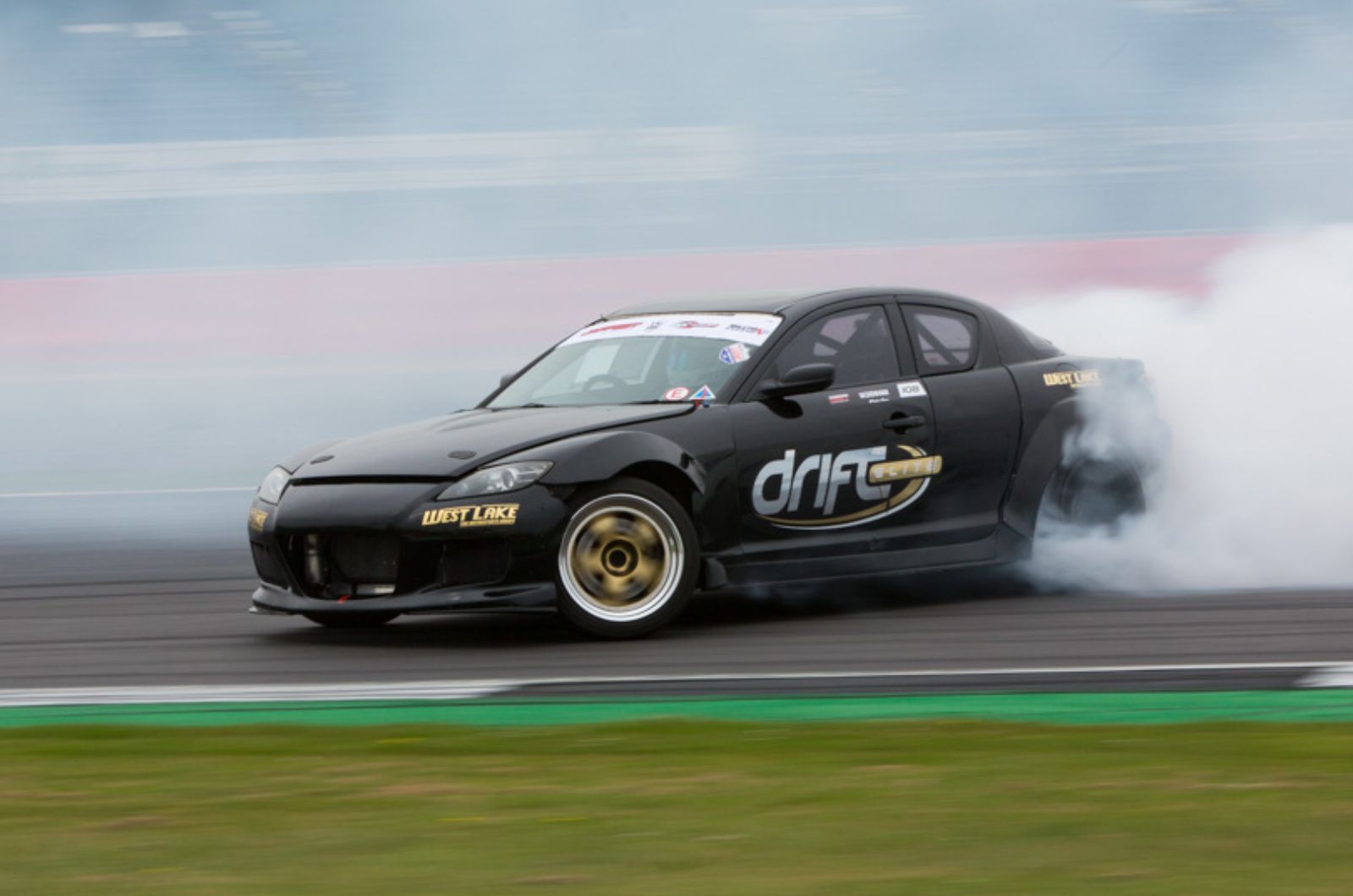 Mazda RX-8 drifting (Credit: Newspress)