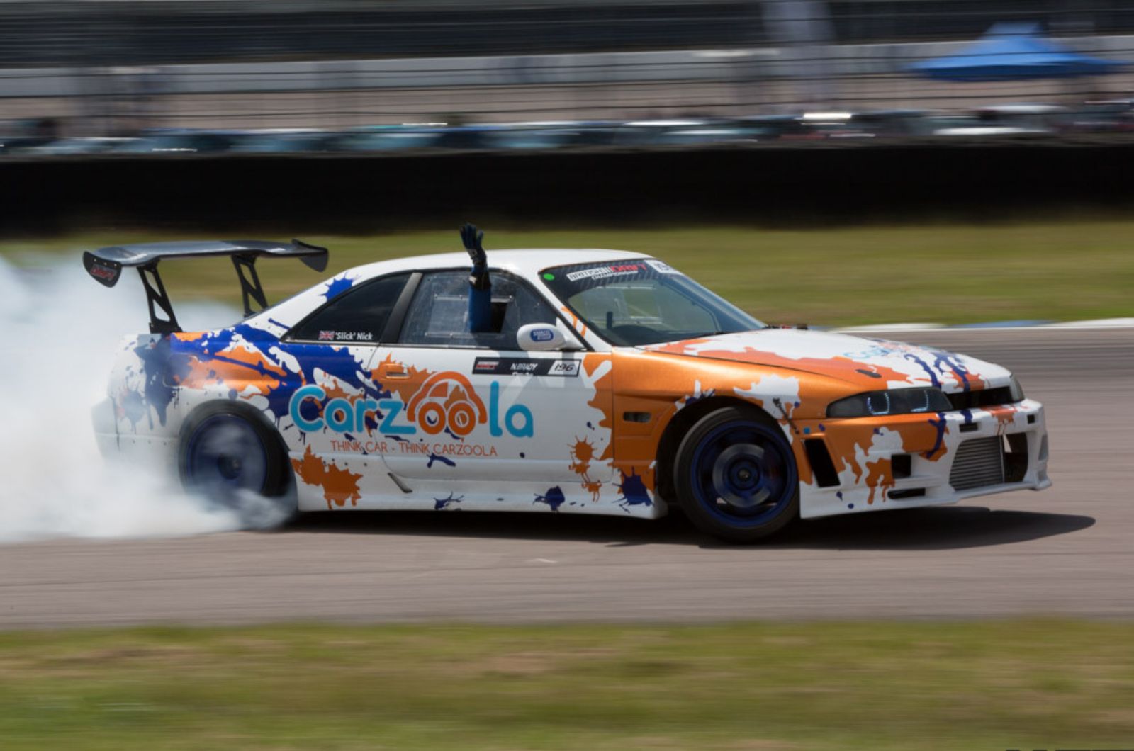 Nissan Skyline R33 GT-R drifting (Credit: Newspress)